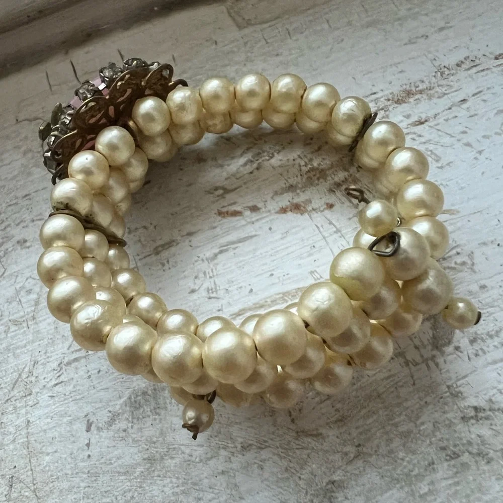 *Rare Find* 1940’s Vintage Flower clip-on earrings and matching cuff - Picture 12 of 13